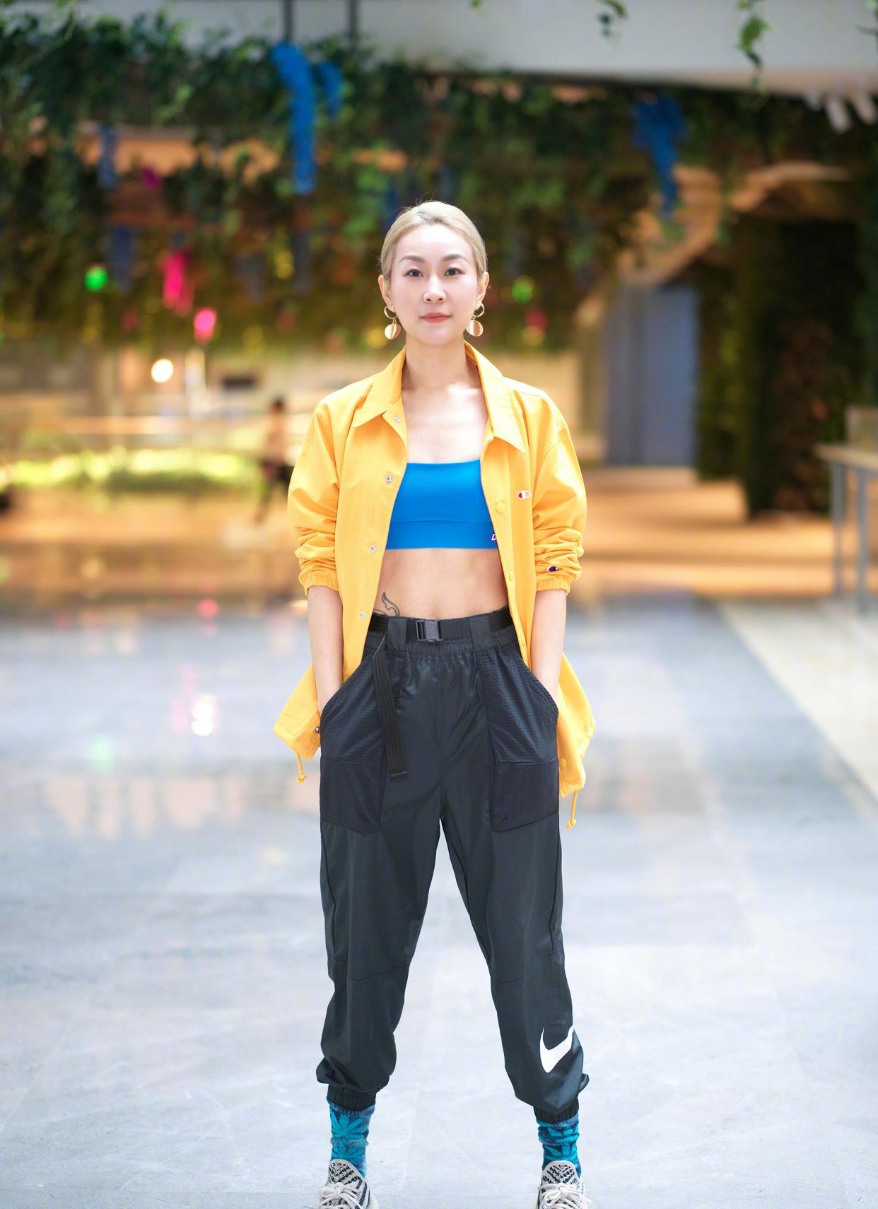 休闲运动风格穿搭女_休闲运动风连衣裙_休闲运动风