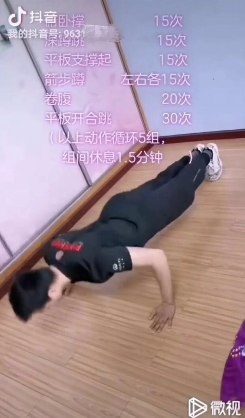 让人面红耳赤的健身房压腿_健身房教练压腿视频_健身房私教打压