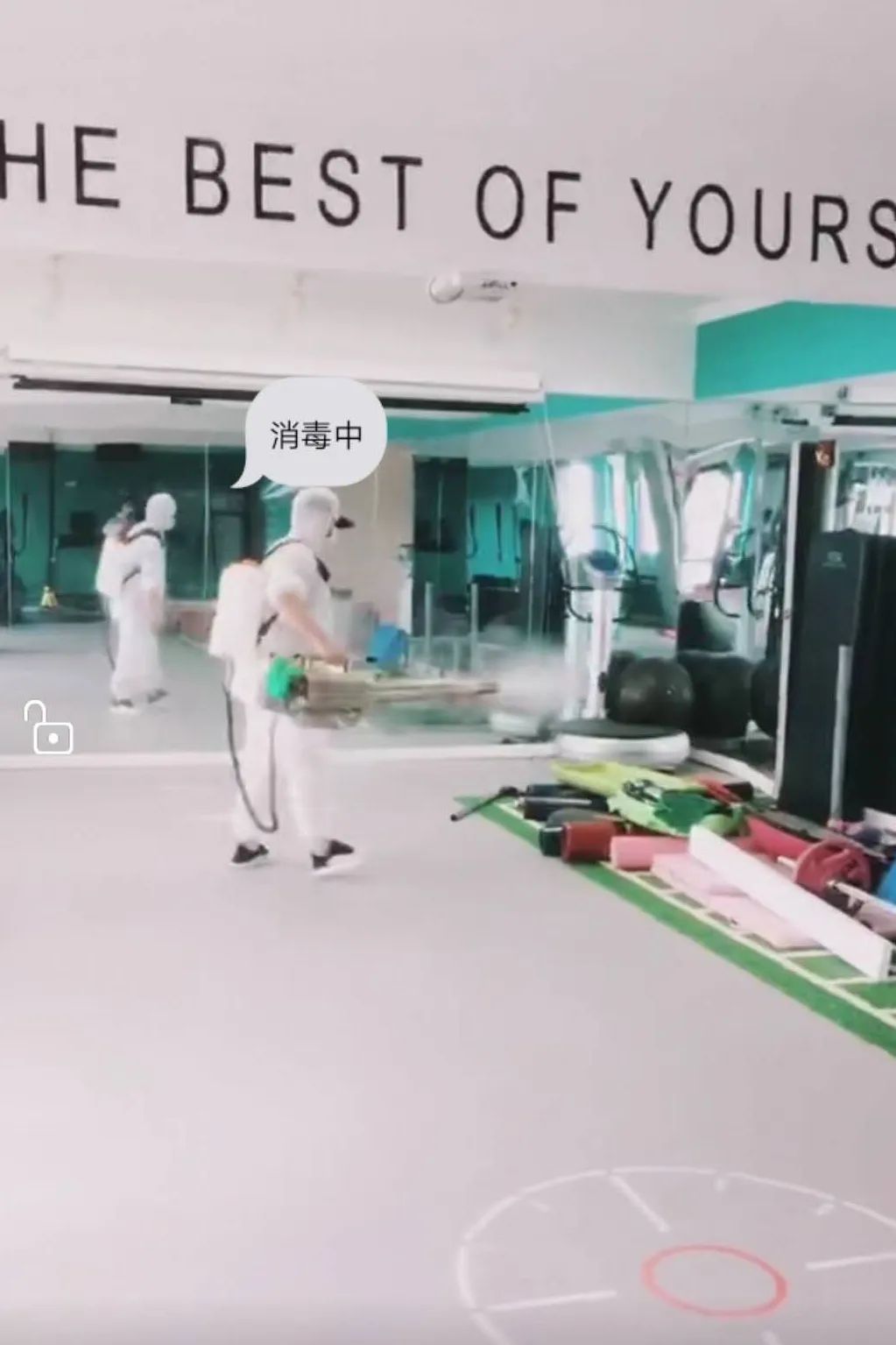 健身房教练压腿视频_让人面红耳赤的健身房压腿_健身房私教打压