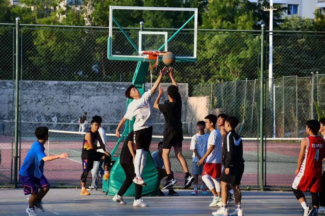 篮球规则抢球_篮球抢球规则图片_篮球抢球游戏规则