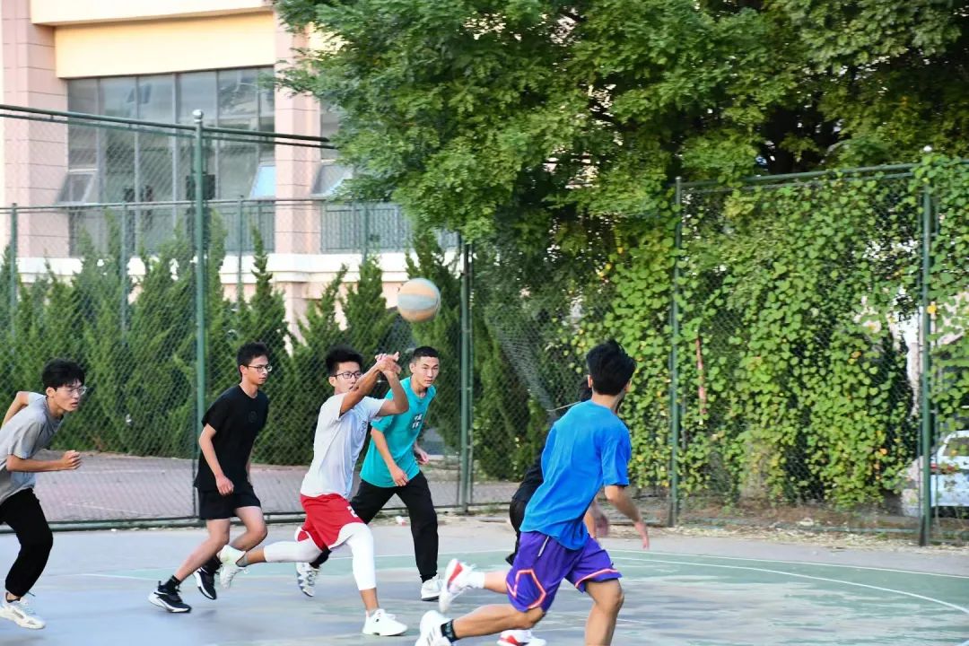 篮球抢球规则图片_篮球规则抢球_篮球抢球游戏规则