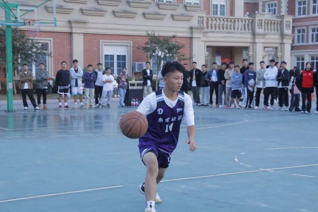 篮球抢球技巧有哪些_篮球赛抢球规则_篮球抢球规则图片