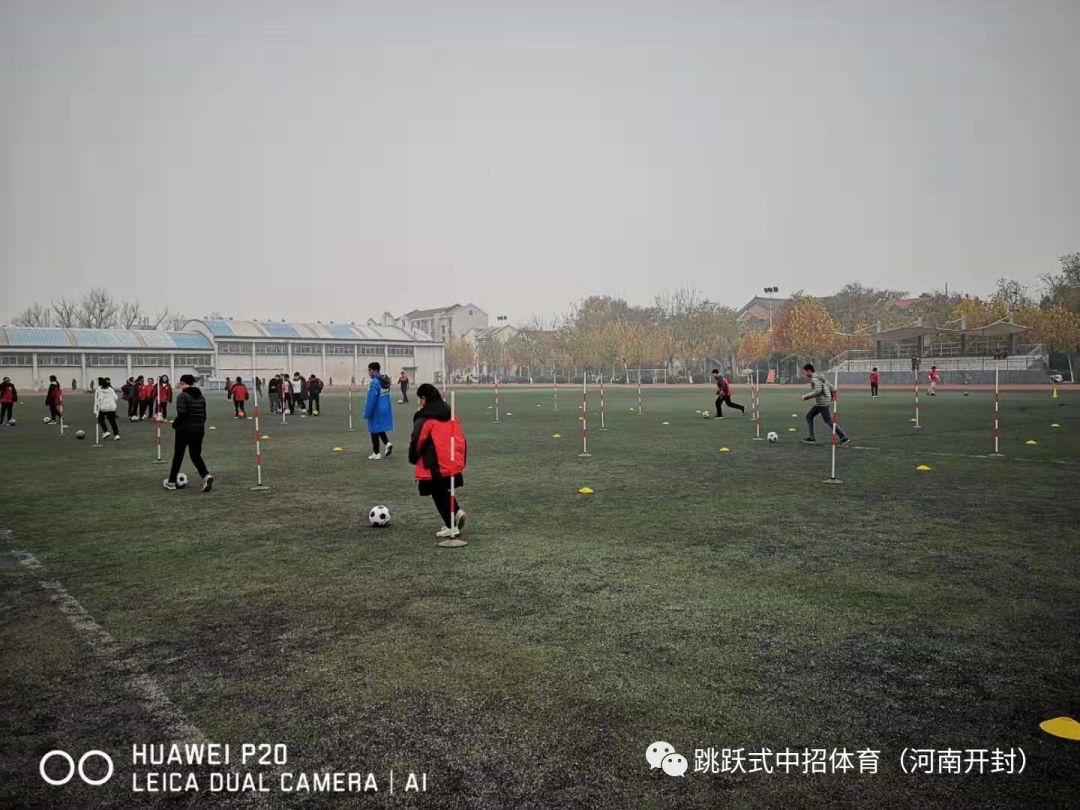 足球运球过杆规则_足球过杆距离多远_体育足球过杆规则